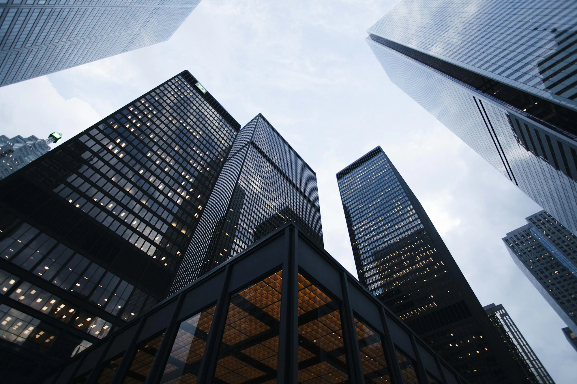 Fachada de edifícios modernos vista de baixo, representando projetos arquitetônicos e de regularização predial